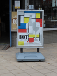 850614 Afbeelding van een buitenreclamebord van 'Bot - wijn & koffie' (Adriaen van Ostadelaan 15) te Utrecht, ...